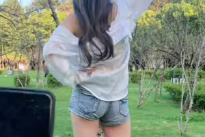 海角社区.从卫生间干到卧室最后表姐让我射进她嘴里 海角社区.从卫生间干到卧室最后表姐让我射进她嘴里