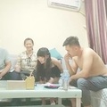 【换妻传媒】约一对中年夫妻4P交换，对面看着挺良家，一起穿上黑丝操，配合姿势激情猛冲